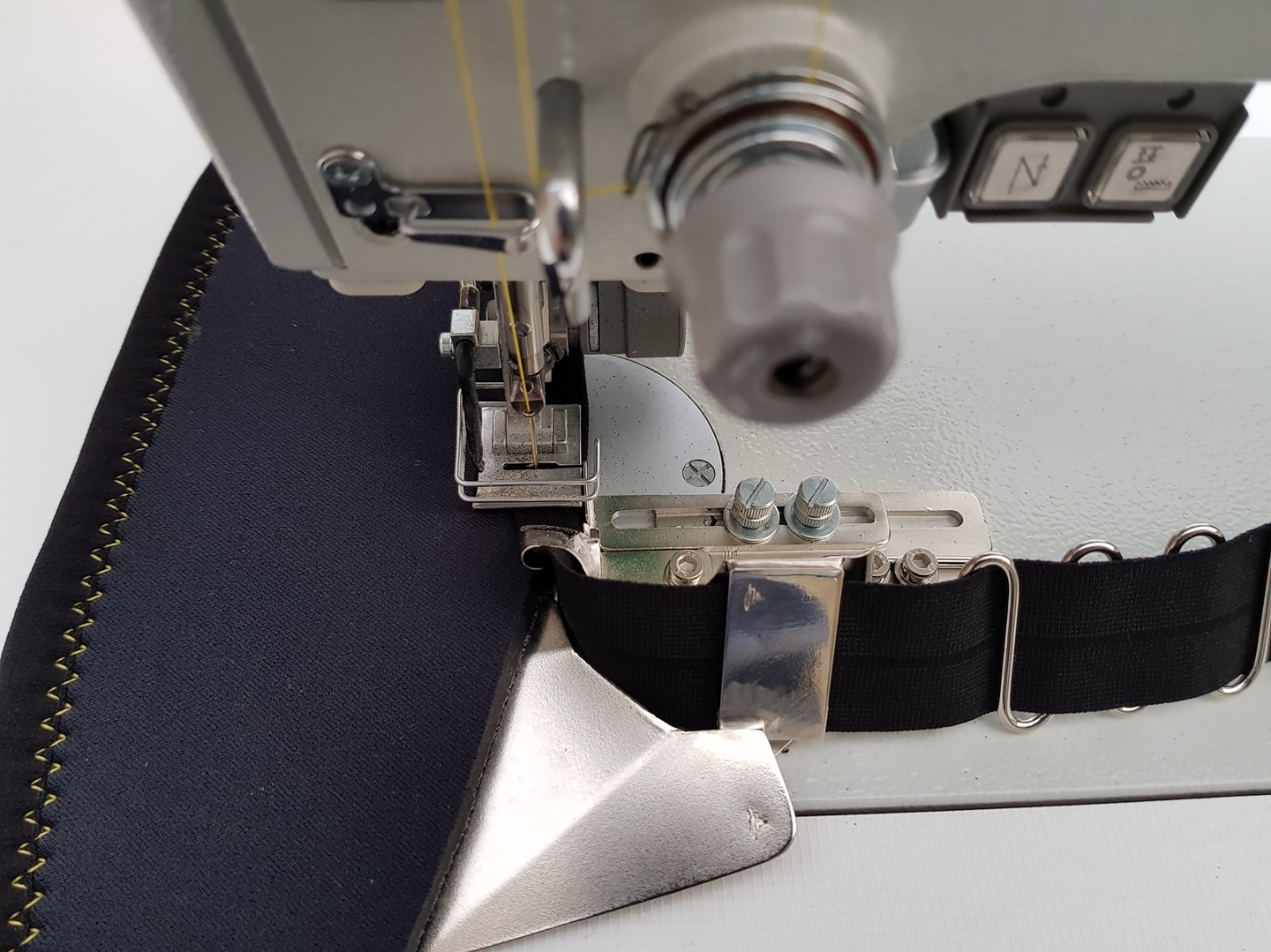 Flat bed sewing machine