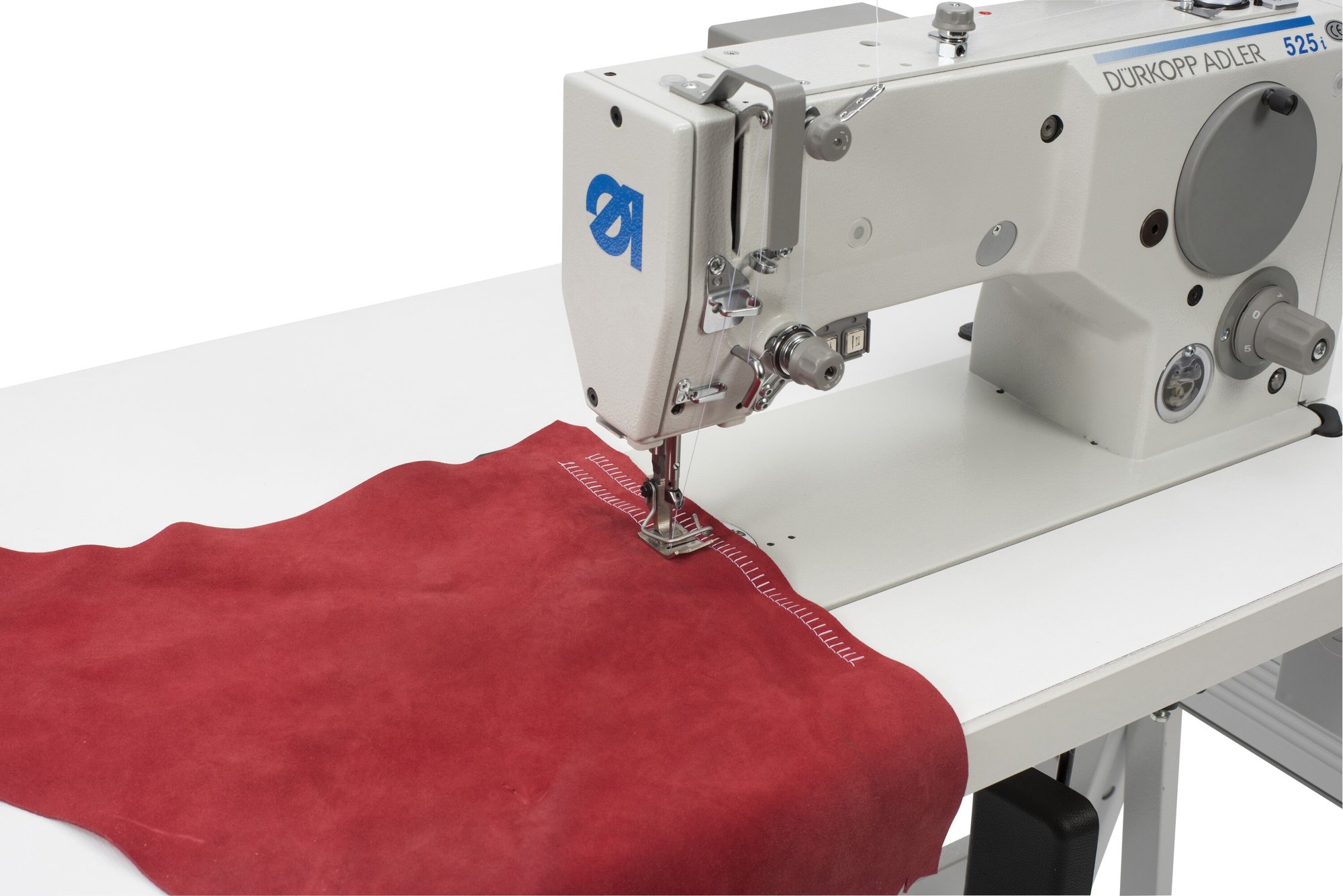 Zig-zag T-stitching on a 525i sewing machine, view 4